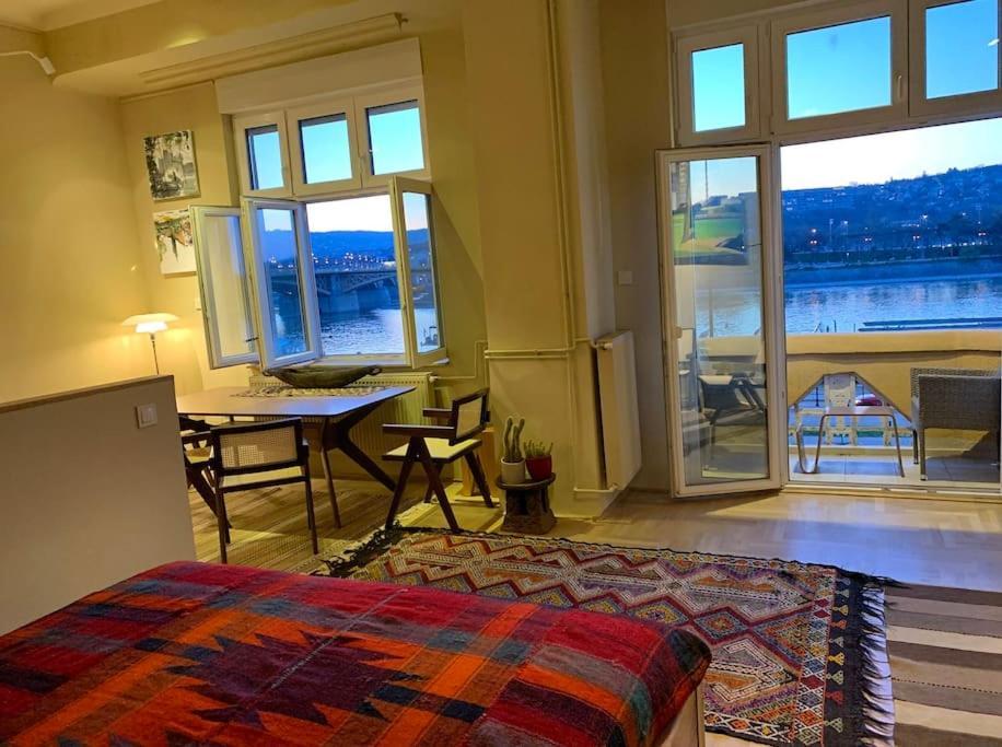 Apartment Art & View In The Center *