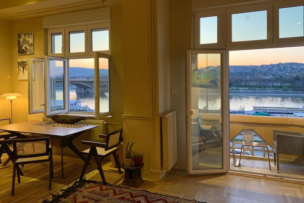 Apartment Art & View In The Center